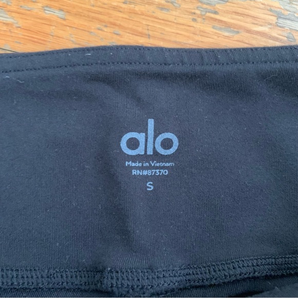 Alo yoga capri laser cut leggings black - Picture 3 of 9